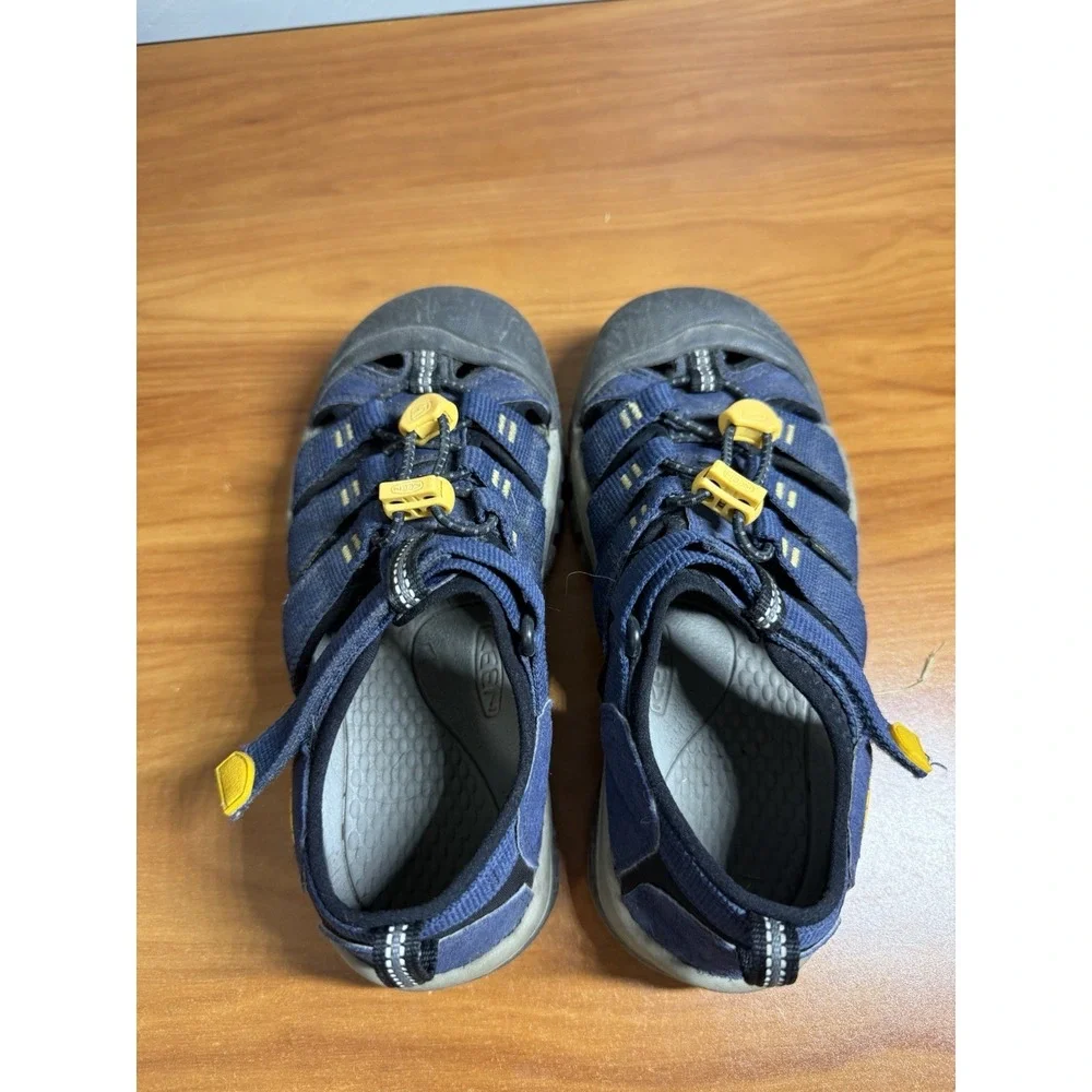 Keen Big Kids Newport H2 Youth Size 2 Cap Toe Water Sandal Shoes Blue Hiking